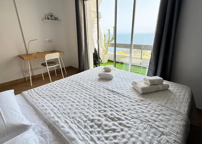 Modern & Bright Sea View شقة *